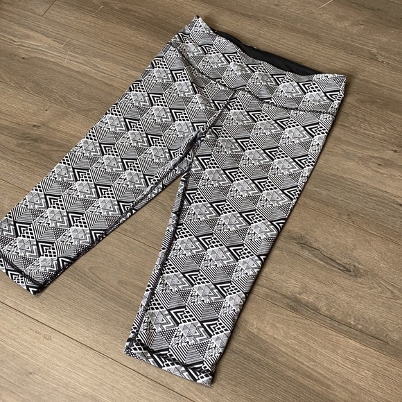 Victoria’s Secret Sport Knockout Crop Leggings M Domino Effect Timeless Classic - Picture 8 of 8